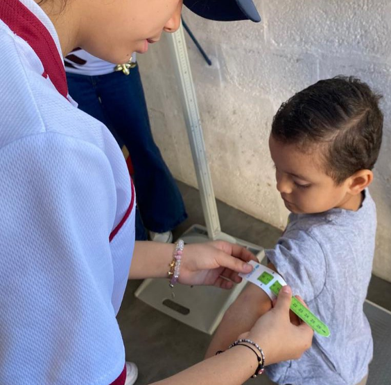 Medición nutricional de un niño en el Proyecto SAMAN