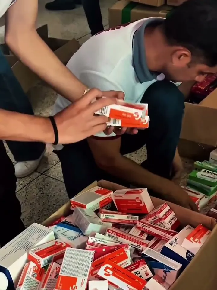 Voluntarios clasificando medicamentos donados