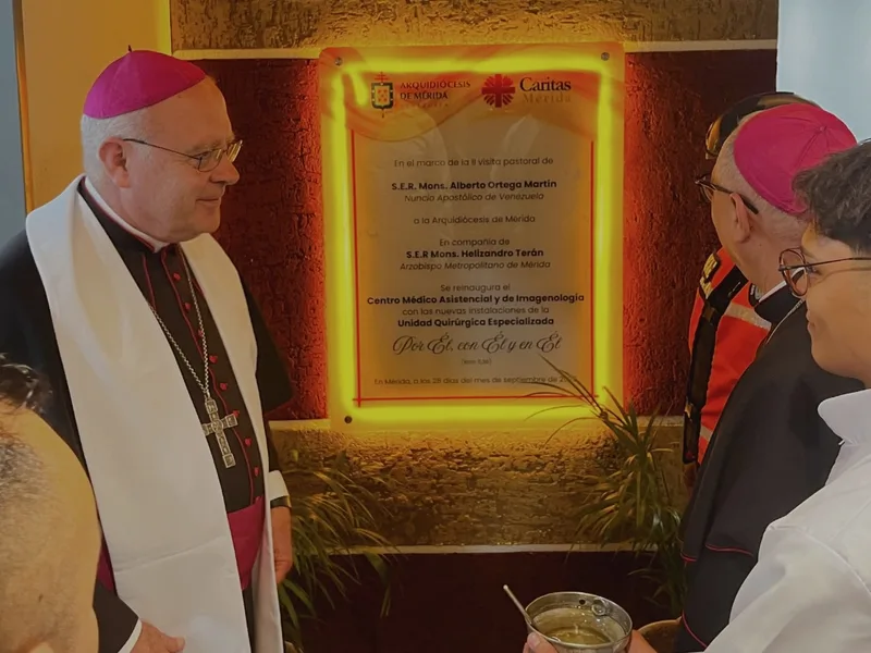 Bendición de la placa inaugural
