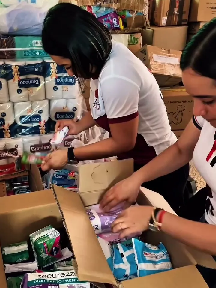 Voluntarias preparando insumos