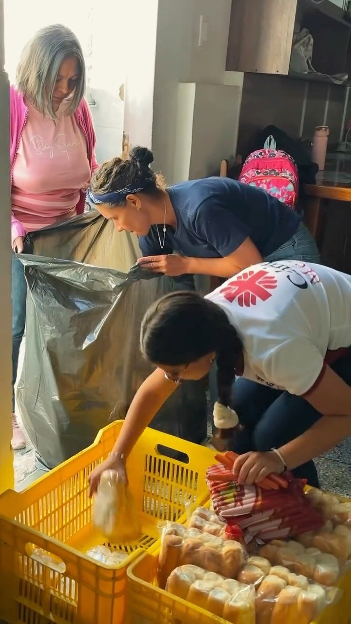 Voluntarias preparando entregas de alimentos