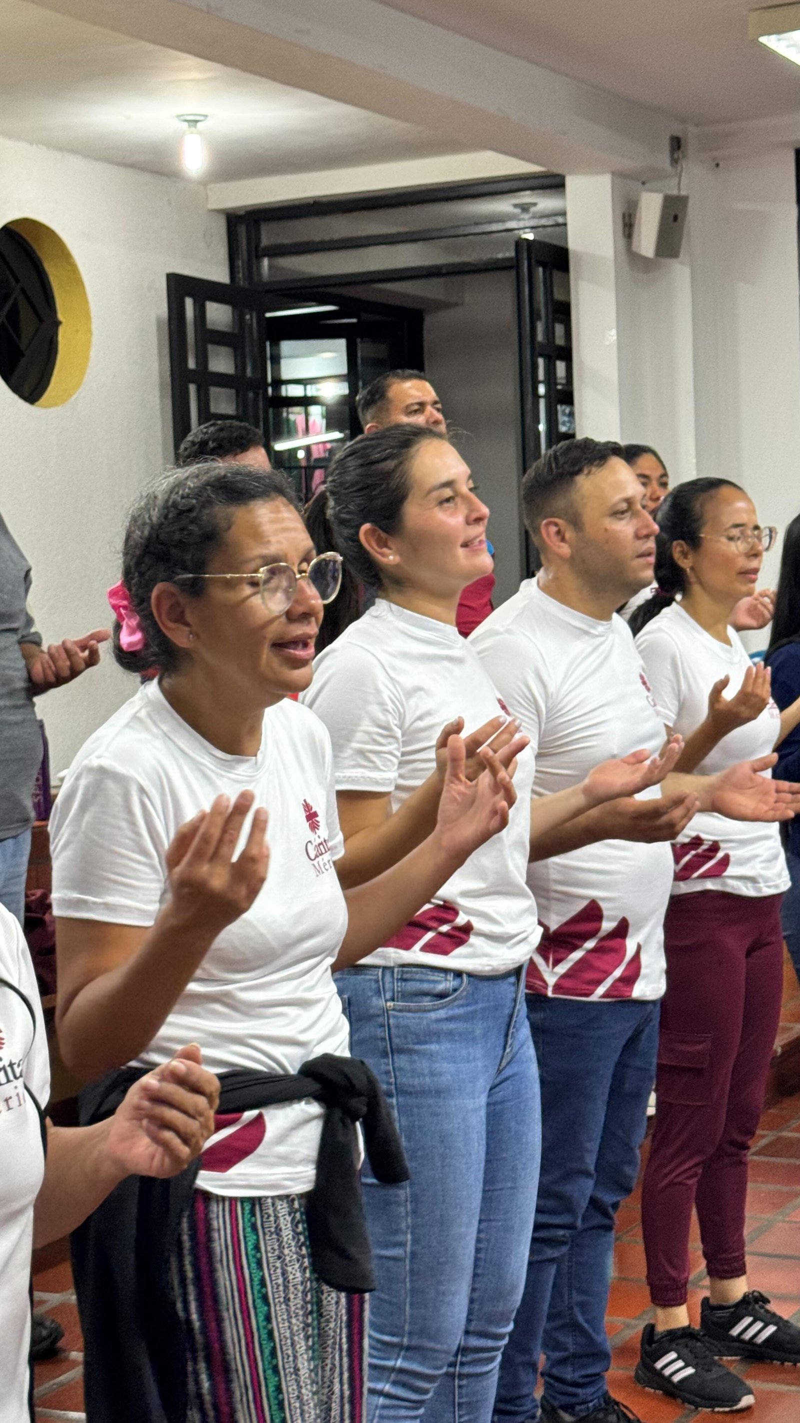 Voluntarios de Cáritas Mérida en oración